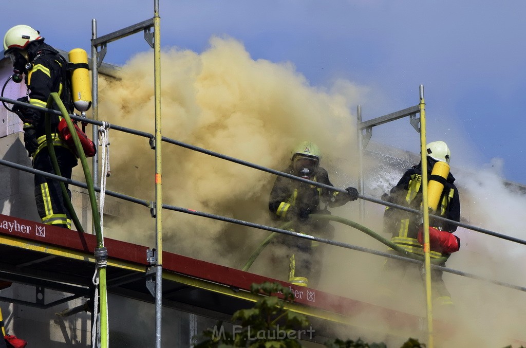 Dachstuhlbrand Koeln Poll Geislarerstr P106.JPG - Miklos Laubert